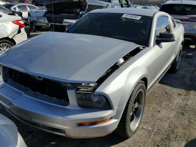 1ZVFT80N155155630 - 2005 FORD MUSTANG SILVER photo 2