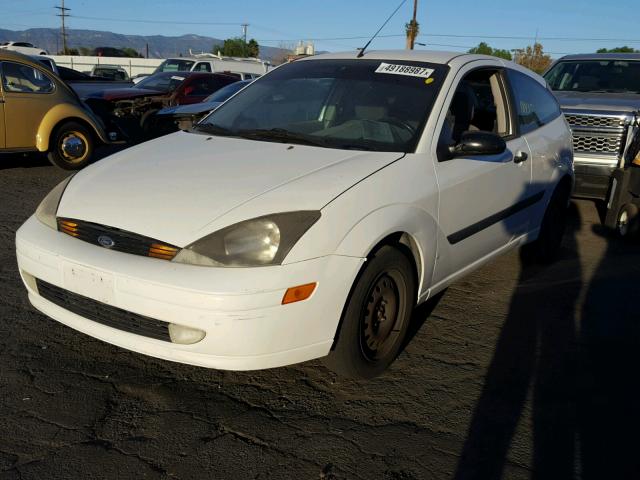 3FAFP31303R137594 - 2003 FORD FOCUS ZX3 WHITE photo 2