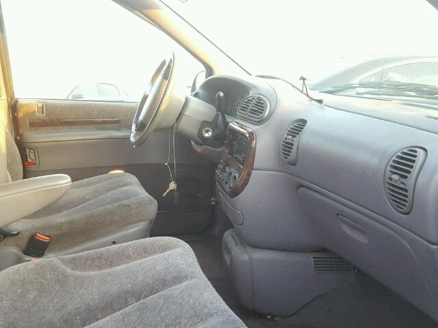 1C4GT54L2WB638366 - 1998 CHRYSLER TOWN & COU RED photo 5