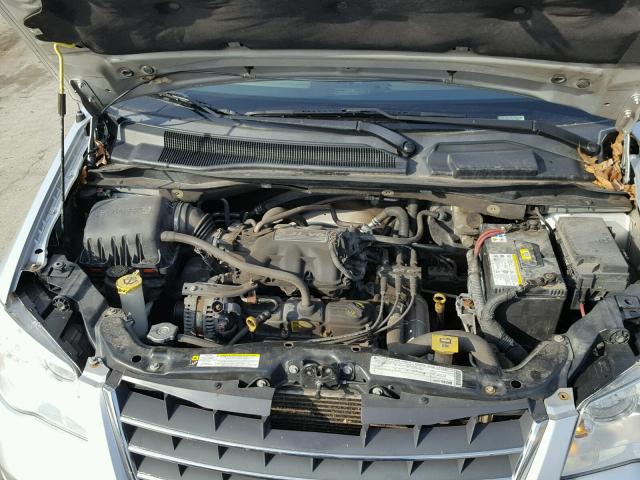 2A4RR4DE1AR108364 - 2010 CHRYSLER TOWN & COU SILVER photo 7