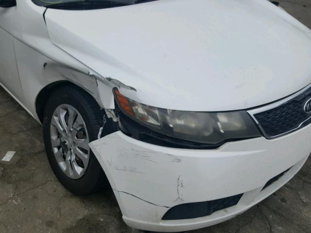 KNAFU4A27B5366126 - 2011 KIA FORTE EX WHITE photo 9