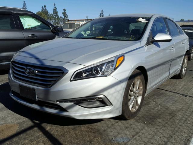 5NPE24AF3FH209867 - 2015 HYUNDAI SONATA SE SILVER photo 2