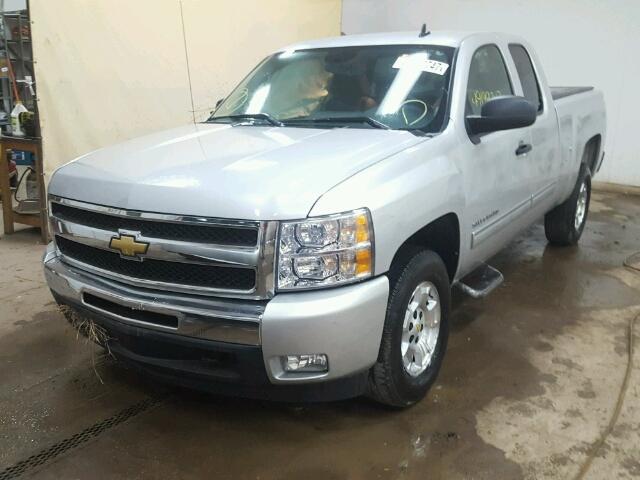 1GCRKSE35BZ409772 - 2011 CHEVROLET SILVERADO SILVER photo 2