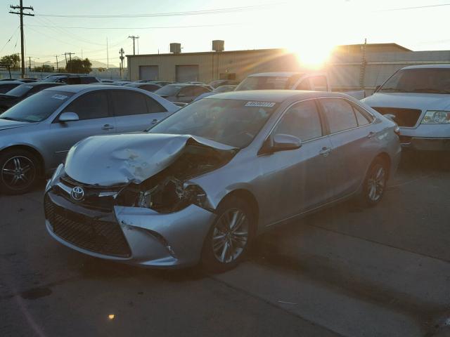 4T1BF1FK8GU224251 - 2016 TOYOTA CAMRY LE ვერცხლისფერი ფოტო 2