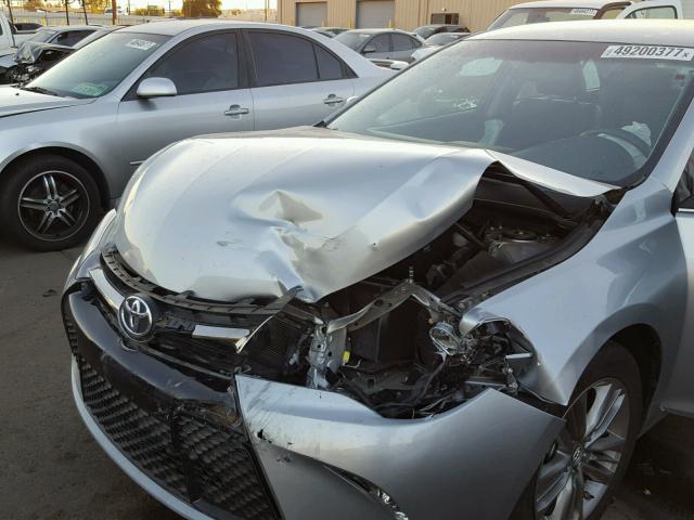 4T1BF1FK8GU224251 - 2016 TOYOTA CAMRY LE ვერცხლისფერი ფოტო 9