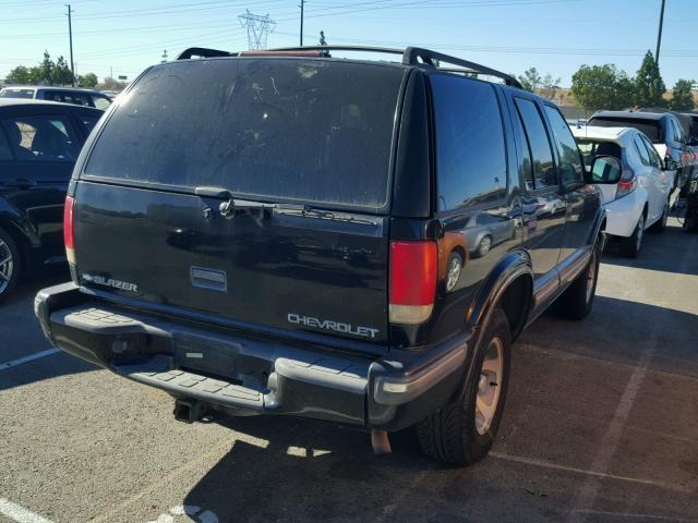 1GNCS13W8W2288660 - 1998 CHEVROLET BLAZER BLACK photo 4