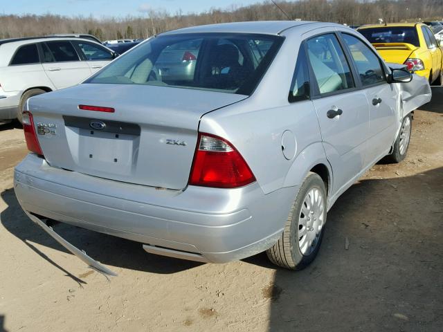 1FAFP34NX5W286138 - 2005 FORD FOCUS ZX4 SILVER photo 4