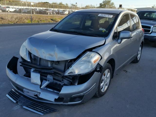 3N1BC13E79L371382 - 2009 NISSAN VERSA S GRAY photo 2