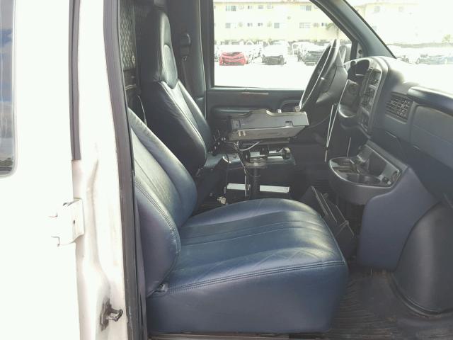 1GCFG25W8W1038528 - 1998 CHEVROLET EXPRESS G2 WHITE photo 6