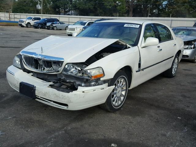 1LNHM81V57Y603016 - 2007 LINCOLN TOWN CAR S CREAM photo 2