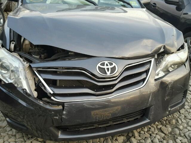 4T1BF3EK5BU738872 - 2011 TOYOTA CAMRY BASE GRAY photo 9