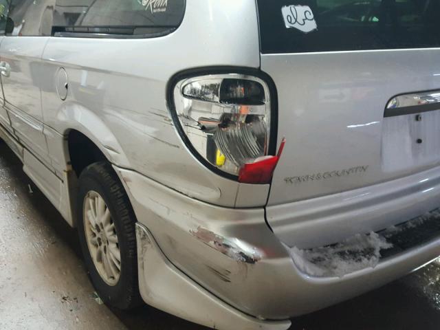 2C4GP54L44R538899 - 2004 CHRYSLER TOWN & COU 银色 照片 9