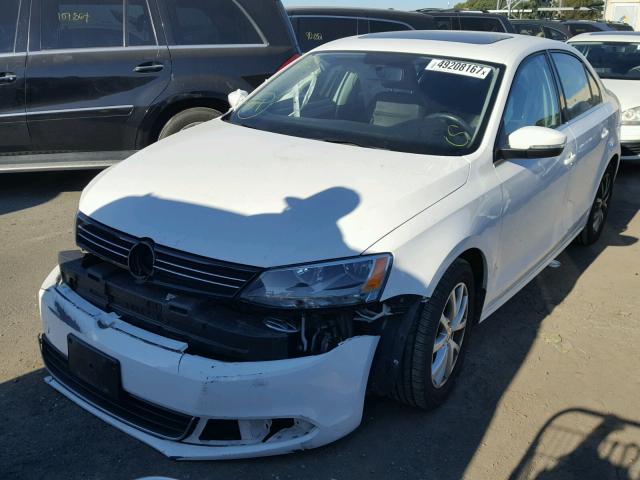 3VWD17AJ1EM378036 - 2014 VOLKSWAGEN JETTA SE WHITE photo 2