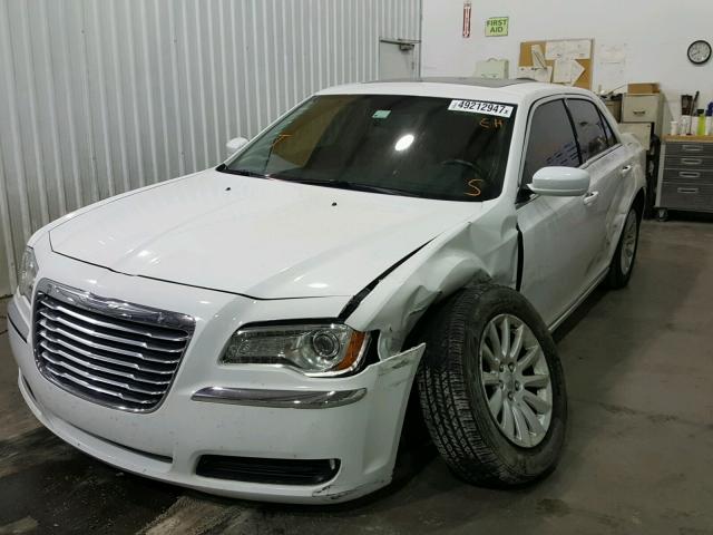 2C3CCAAG0DH731670 - 2013 CHRYSLER 300 WHITE photo 2