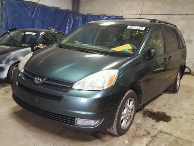 5TDBA22C15S033439 - 2005 TOYOTA SIENNA XLE GREEN photo 2