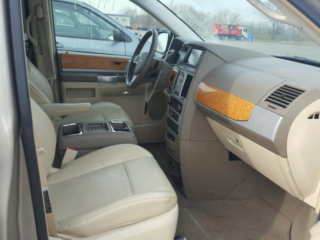 2A8HR64X78R646990 - 2008 CHRYSLER TOWN & COU 金色 照片 5