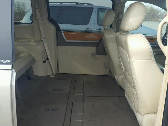 2A8HR64X78R646990 - 2008 CHRYSLER TOWN & COU 金色 照片 6