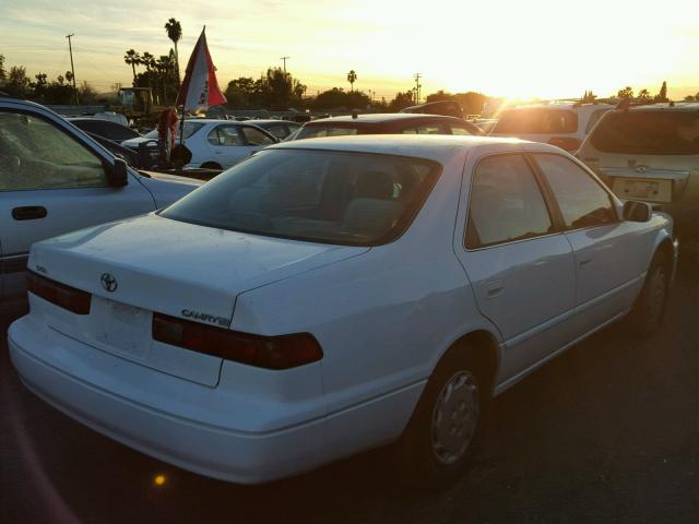 JT2BG22KXX0349670 - 1999 TOYOTA CAMRY LE WHITE photo 4