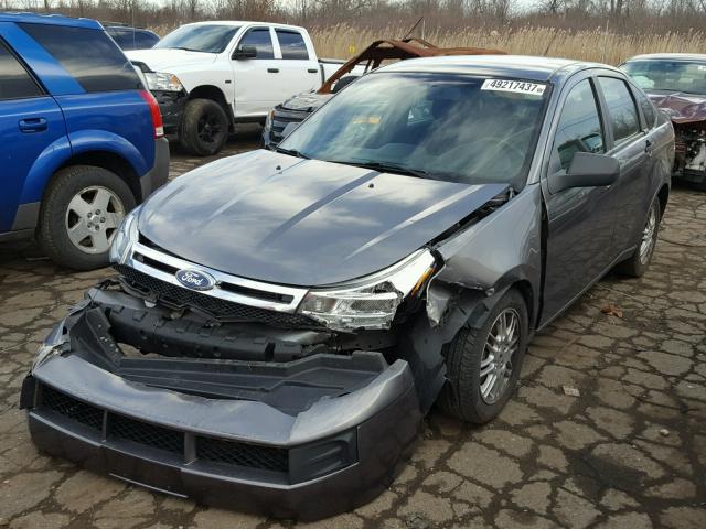 1FAHP3FNXAW138166 - 2010 FORD FOCUS SE GRAY photo 2