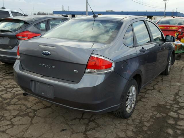 1FAHP3FNXAW138166 - 2010 FORD FOCUS SE GRAY photo 4