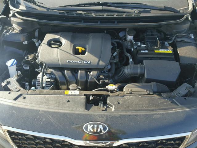 3KPFL4A79HE076775 - 2017 KIA FORTE LX BLACK photo 7