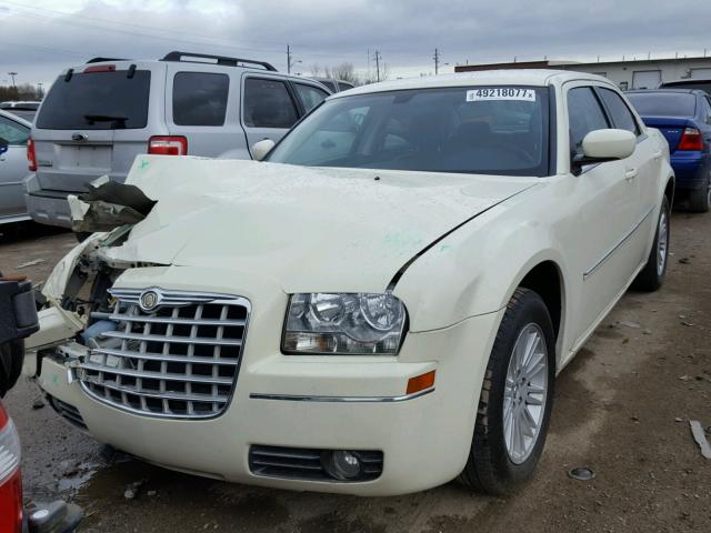 2C3KA53V29H583856 - 2009 CHRYSLER 300 TOURIN CREAM photo 2