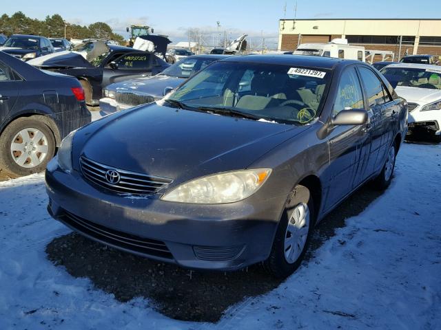 4T1BE32KX5U977555 - 2005 TOYOTA CAMRY LE GRAY photo 2