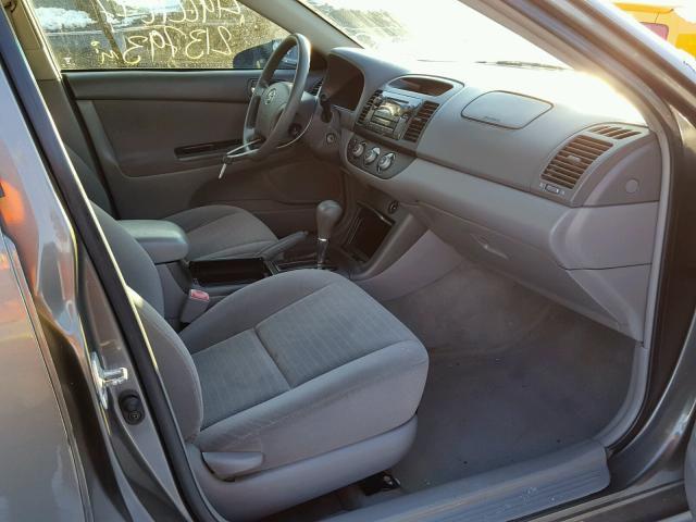 4T1BE32KX5U977555 - 2005 TOYOTA CAMRY LE GRAY photo 5