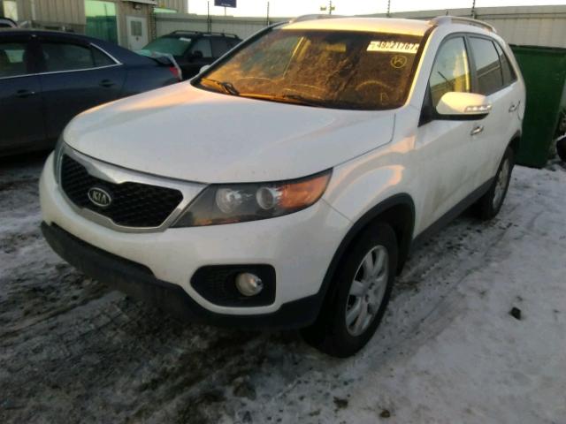 5XYKT3A64CG292965 - 2012 KIA SORENTO BA WHITE photo 2