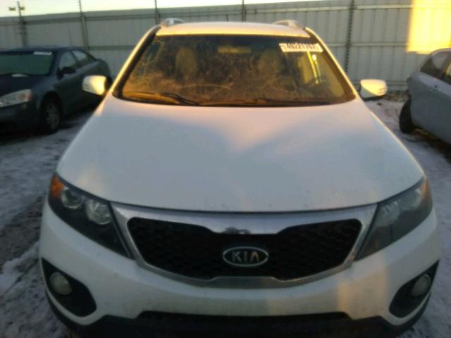 5XYKT3A64CG292965 - 2012 KIA SORENTO BA WHITE photo 9