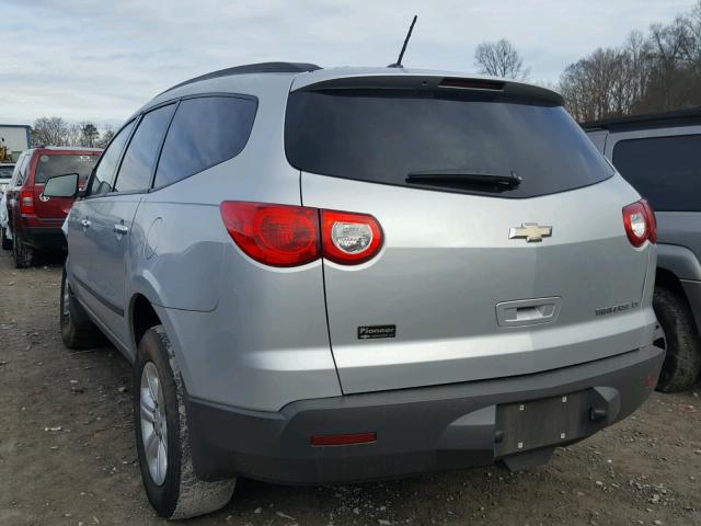 1GNKREED2BJ195868 - 2011 CHEVROLET TRAVERSE L SILVER photo 3