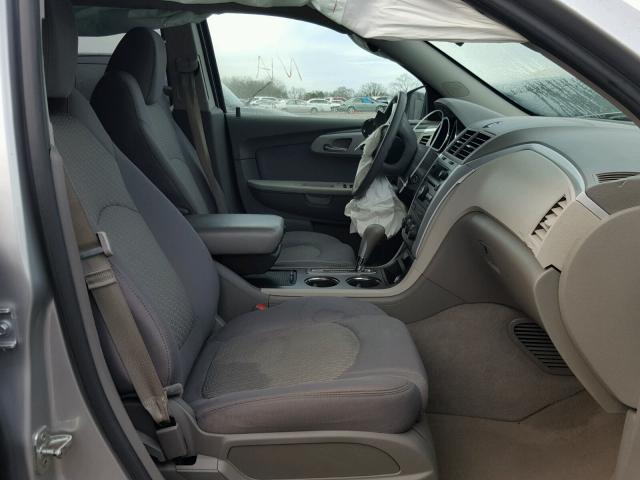 1GNKREED2BJ195868 - 2011 CHEVROLET TRAVERSE L SILVER photo 5