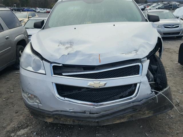 1GNKREED2BJ195868 - 2011 CHEVROLET TRAVERSE L SILVER photo 7