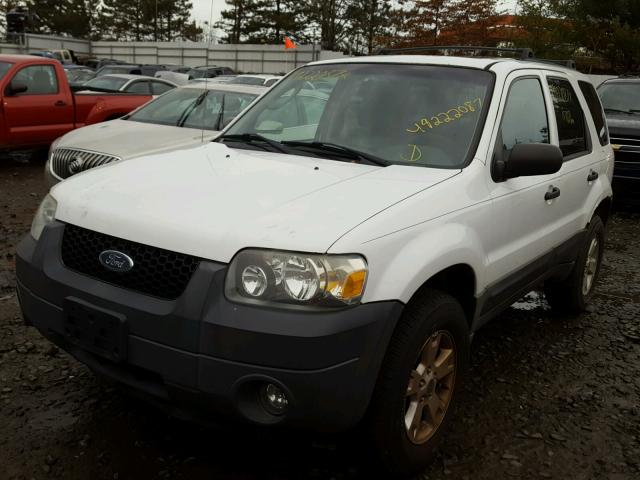 1FMYU93175KA05168 - 2005 FORD ESCAPE XLT WHITE photo 2