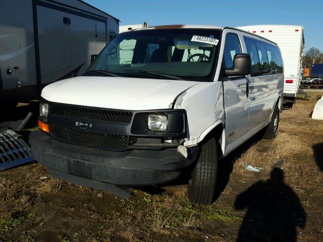 1GAHG39U241210551 - 2004 CHEVROLET EXPRESS G3 WHITE photo 2