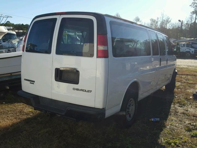 1GAHG39U241210551 - 2004 CHEVROLET EXPRESS G3 WHITE photo 4