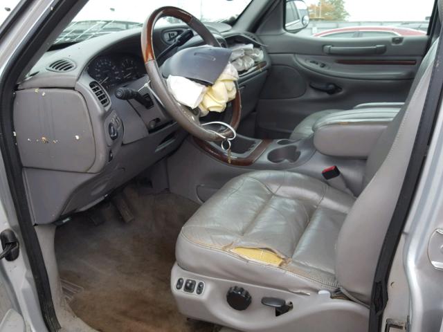 5LMPU28L0WLJ51238 - 1998 LINCOLN NAVIGATOR 银色 照片 5