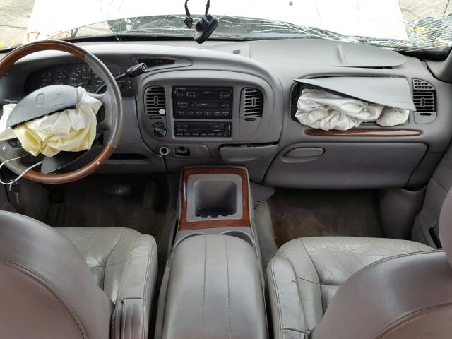 5LMPU28L0WLJ51238 - 1998 LINCOLN NAVIGATOR 银色 照片 9