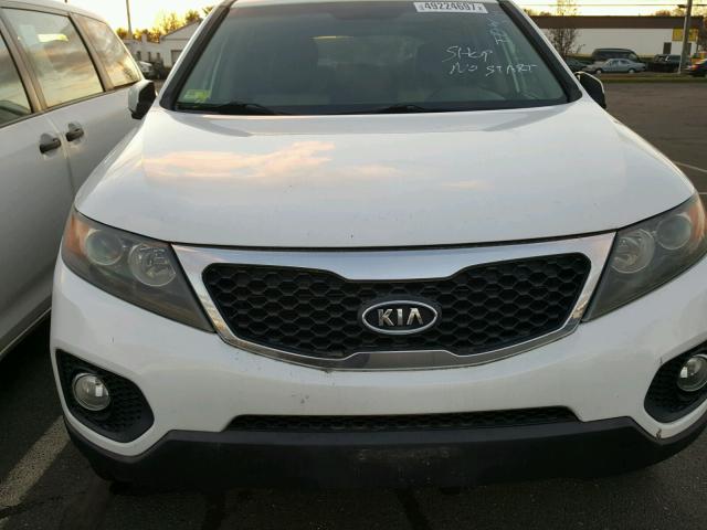 5XYKU4A27BG018030 - 2011 KIA SORENTO EX WHITE photo 9