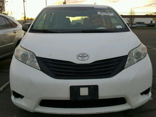 5TDZK3DC8BS103240 - 2011 TOYOTA SIENNA BAS WHITE photo 9