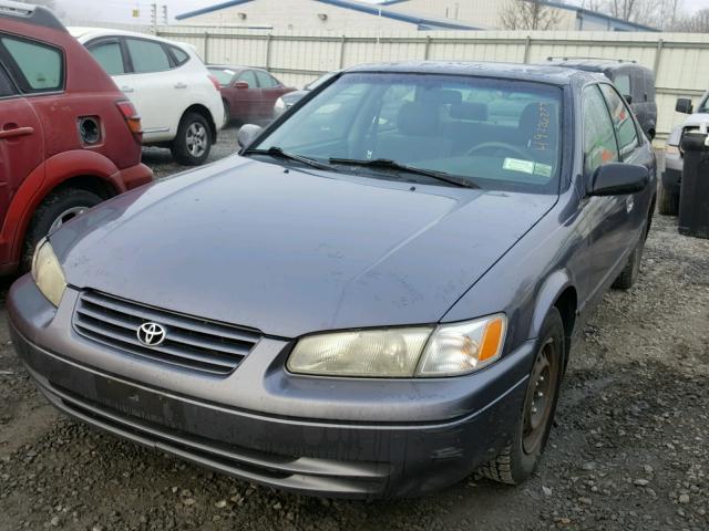 JT2BG22K1W0245910 - 1998 TOYOTA CAMRY CE GRAY photo 2