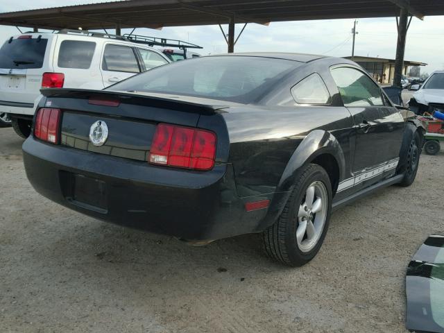 1ZVFT80N675229966 - 2007 FORD MUSTANG BLACK photo 4