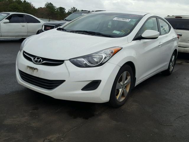 5NPDH4AE0DH396855 - 2013 HYUNDAI ELANTRA GL WHITE photo 2