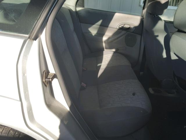 1FAFP34N25W104836 - 2005 FORD FOCUS ZX4 GRAY photo 6