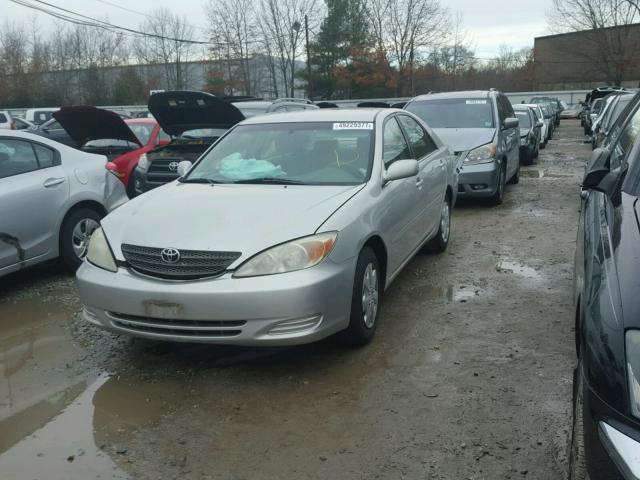 4T1BE32K92U042975 - 2002 TOYOTA CAMRY LE SILVER photo 2