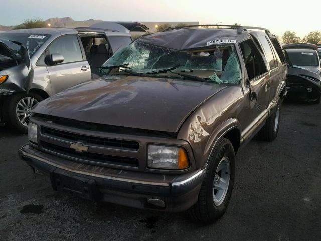 1GNCS13W3V2154346 - 1997 CHEVROLET BLAZER BROWN photo 2