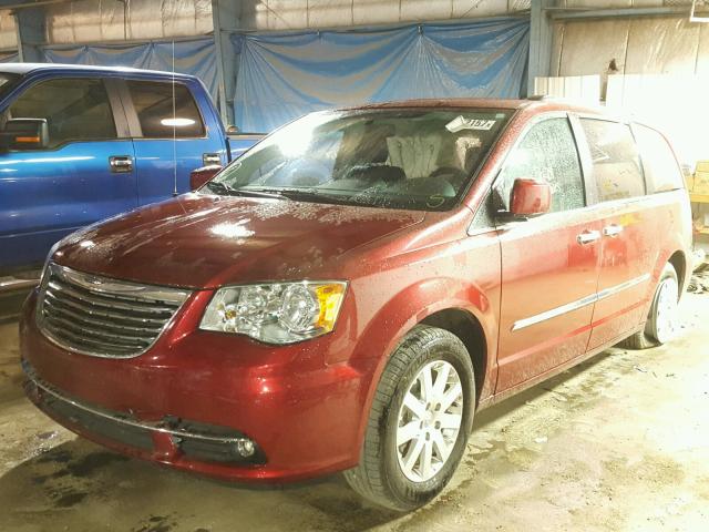 2C4RC1BG7FR662235 - 2015 CHRYSLER TOWN & COU RED photo 2