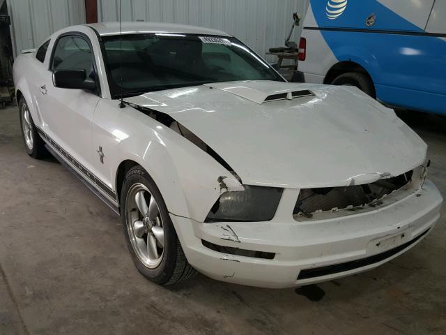1ZVFT80N075218638 - 2007 FORD MUSTANG WHITE photo 1