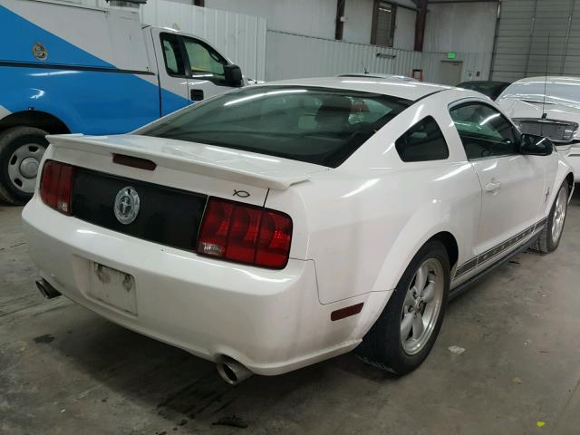 1ZVFT80N075218638 - 2007 FORD MUSTANG WHITE photo 4