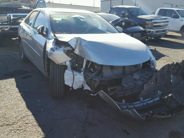 4T1BF1FK5HU323725 - 2017 TOYOTA CAMRY LE ვერცხლისფერი ფოტო 1